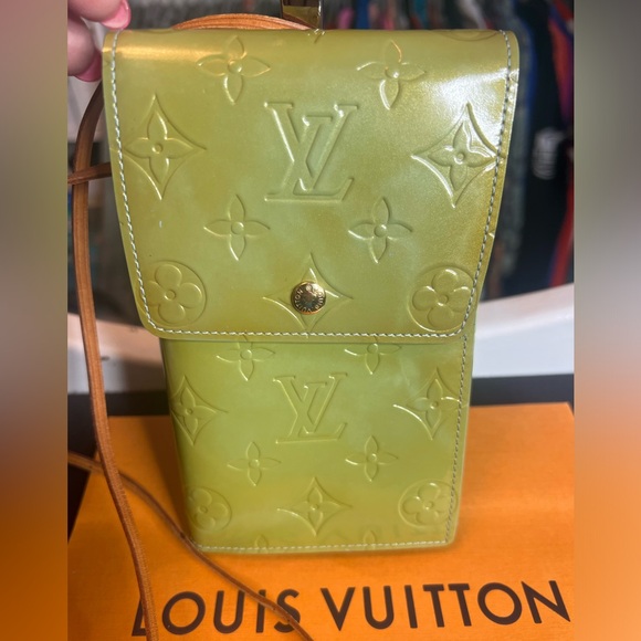Authentic Louis Vuitton Vernis Crossbody - Picture 3 of 17